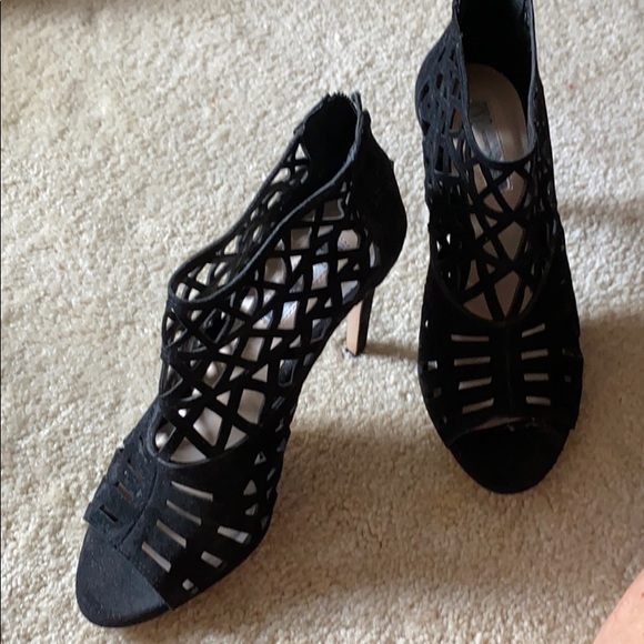 Beautiful lace look heels - Picture 2 of 6